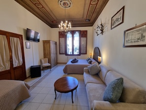 Quadruple Room, Courtyard View | Individually furnished, iron/ironing board, free WiFi, bed sheets - B&B Firenze 400 (Florence)