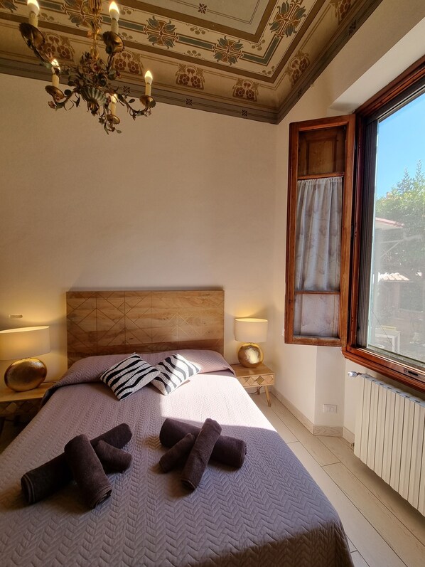 Habitación doble, vista al patio | Muebles diferentes, tabla de planchar con plancha y wifi gratis 