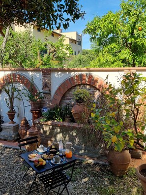 Free daily buffet breakfast  - B&B Firenze 400  (Florence)