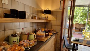 Ett kök med en köksbänk där olika livsmedel står framme, en brödrost och en kaffebryggare.