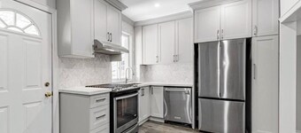 Huge detach house steps to grocery stores public transit park