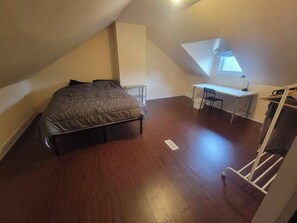 6 bedrooms, desk, iron/ironing board, free WiFi