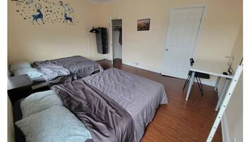 6 bedrooms, desk, iron/ironing board, free WiFi