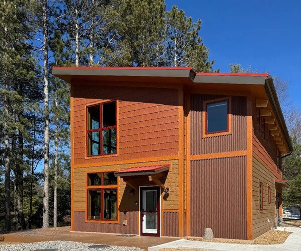 Exterior - Lake front NEW Cabin 2bd 2b AC/WIFI, kayak, beach, fish, firepit                 (Rhinelander)