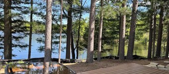 Lake front NEW Cabin 2bd 2b AC/WIFI, kayak, beach, fish, firepit                