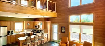 Lake front NEW Cabin 2bd 2b AC/WIFI, kayak, beach, fish, firepit                