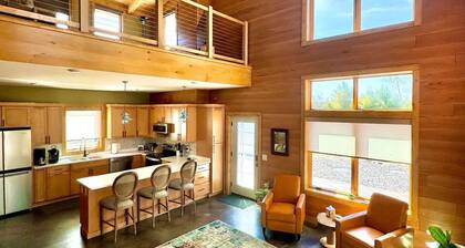 Lake front NEW Cabin 2bd 2b AC/WIFI, kayak, beach, fish, firepit