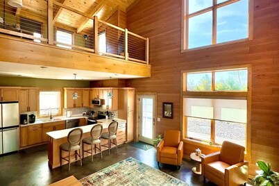 Lake front NEW Cabin 2bd 2b AC/WIFI, kayak, beach, fish, firepit                