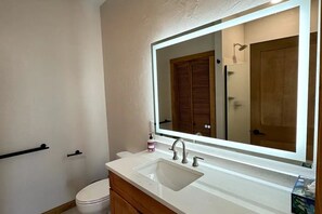 Shower, hair dryer, towels, soap - Lake front NEW Cabin 2bd 2b AC/WIFI, kayak, beach, fish, firepit                 (Rhinelander)