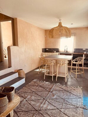 Deluxe House, Garden View | Living area