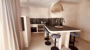 Deluxe House, Garden View | Private kitchen | Shared fridge, microwave, electric kettle, highchair