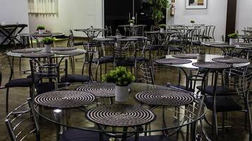 Café da manhã com buffet grátis todos os dias
