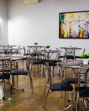 朝食 (ビュッフェ)、毎日提供 (無料)