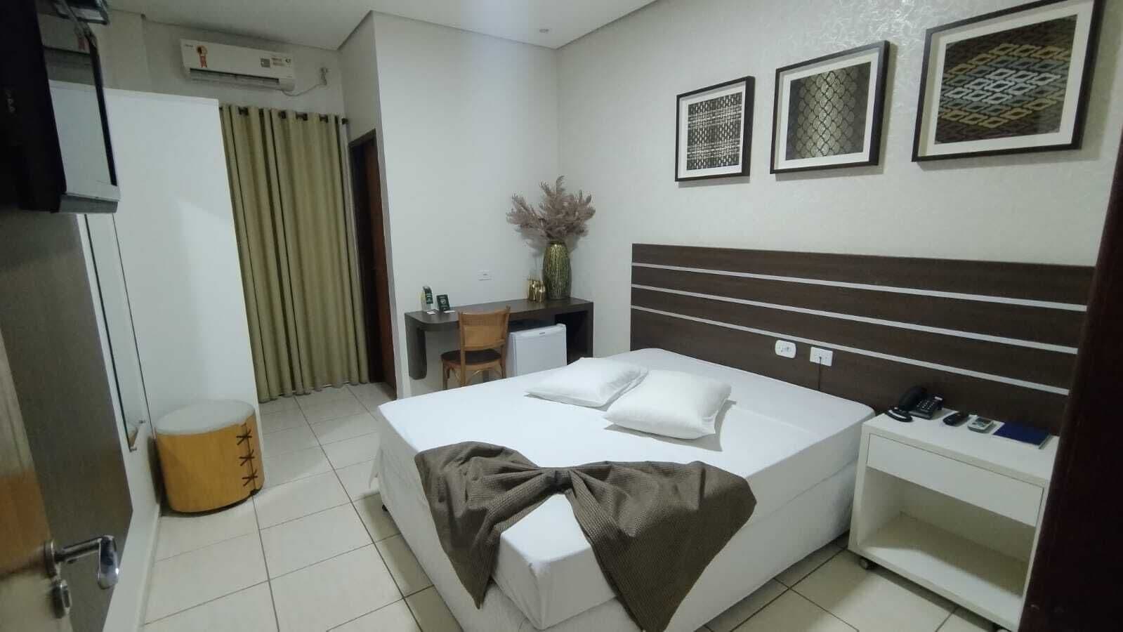 Quarto casal standard | Escrivaninha, espaço de trabalho para notebook, Wi-Fi de cortesia