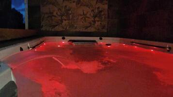 Indoor spa tub