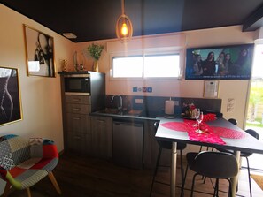 Fridge, microwave, oven, stovetop - Gite Love Room and Spa Romantic Escapade in Saint Omer (Saint-Omer)