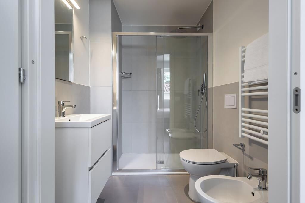 Superior Single Room | Bathroom | Shower, towels, toilet paper