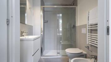 Superior Single Room | Bathroom | Shower, towels, toilet paper