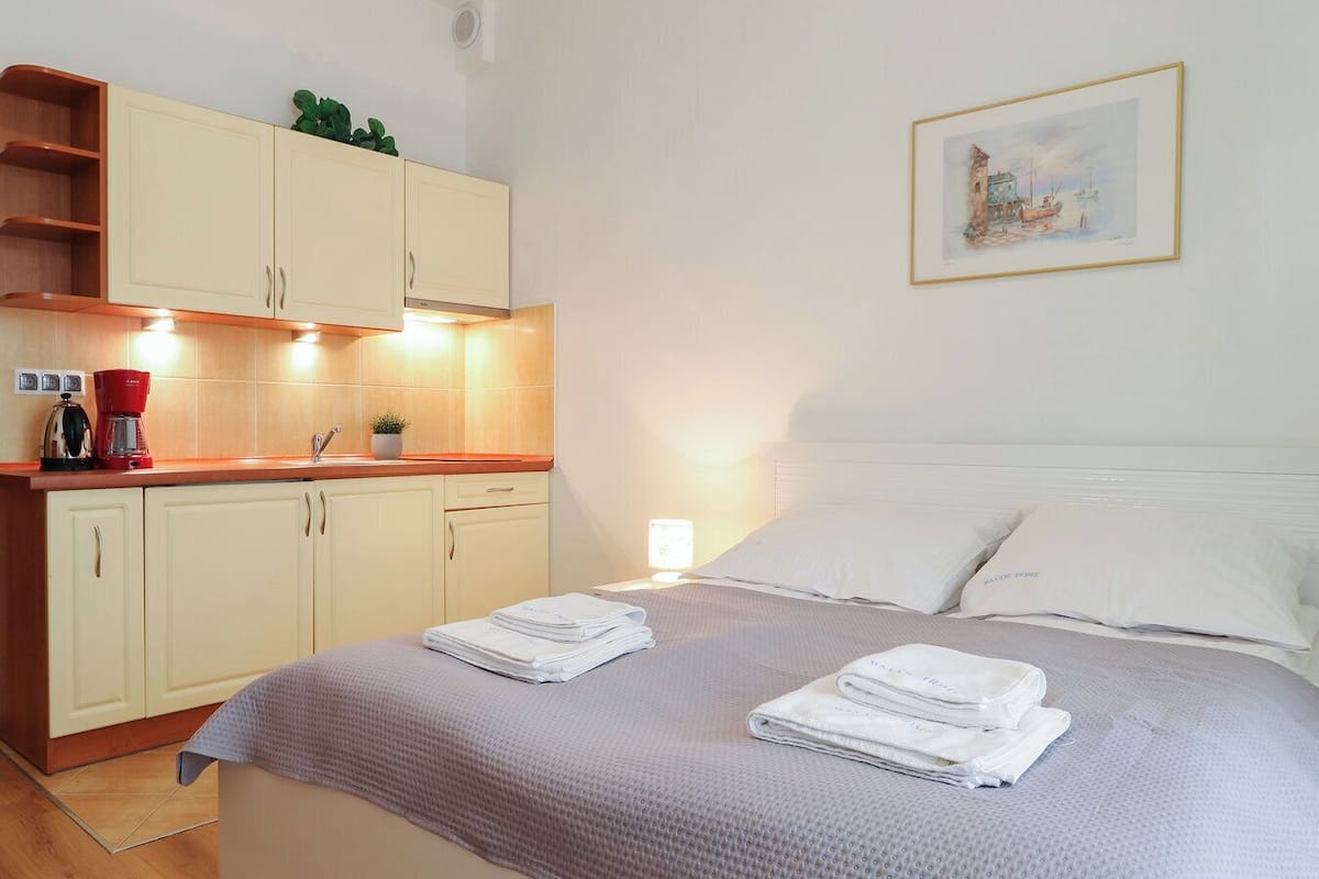 Suite estudio económica, 1 cama Queen size | 1 habitación, decoración personalizada y muebles diferentes