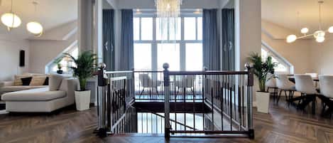 Penthouse Royal - viss havsutsikt | 1 sovrum, individuell inredning, unika möbler och strykjärn/strykbräda