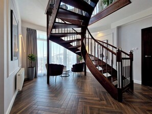 Loftsleilighet – royal, delvis sjøutsikt | Individuelt dekorert, individuelt innredet og strykejern/-brett