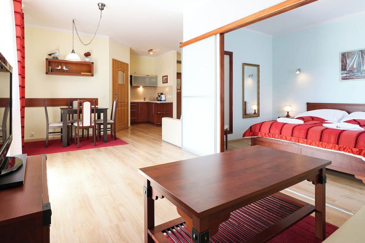 Suite económica, regadera para personas con movilidad reducida | 1 habitación, decoración personalizada y muebles diferentes