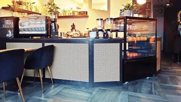 Se ofrece un desayuno bufé (59 PLN por persona)