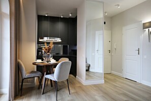 Suite – superior | Eget tekjøkken | Kjøleskap, mikrobølgeovn (på forespørsel), kokeplater og brødrister