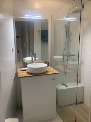 Shower, towels, soap, toilet paper - Appartement Fréjus Bord de mer Avec Grand Garage Privé - Locations Saisonnières (Fréjus)