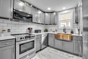 Fridge, stovetop, dishwasher, coffee/tea maker - Kenmore Luxy Loft (Kenmore)