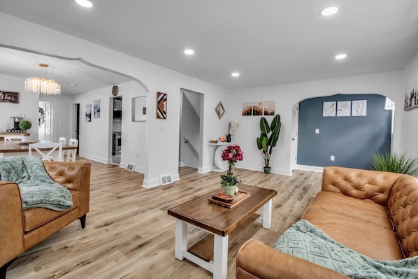 Living area - Kenmore Luxy Loft (Kenmore)