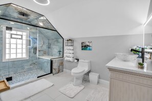 Chuveiro, secador de cabelo, toalhas de banho, sabonete