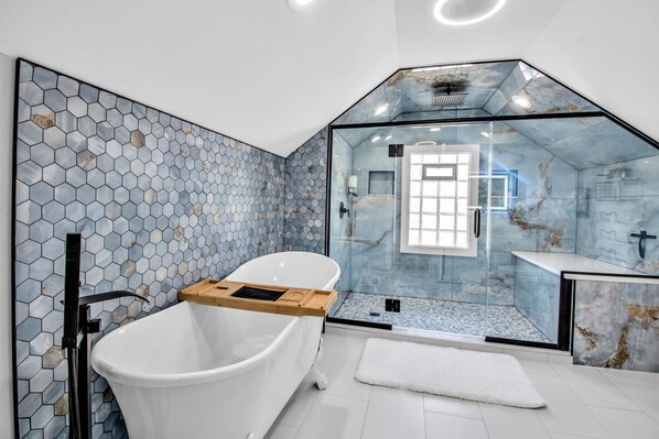 Chuveiro, secador de cabelo, toalhas de banho, sabonete