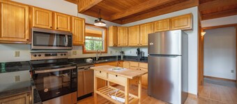 New! Chic Cabin w/ Hot Tub, Trails & Dog Friendly