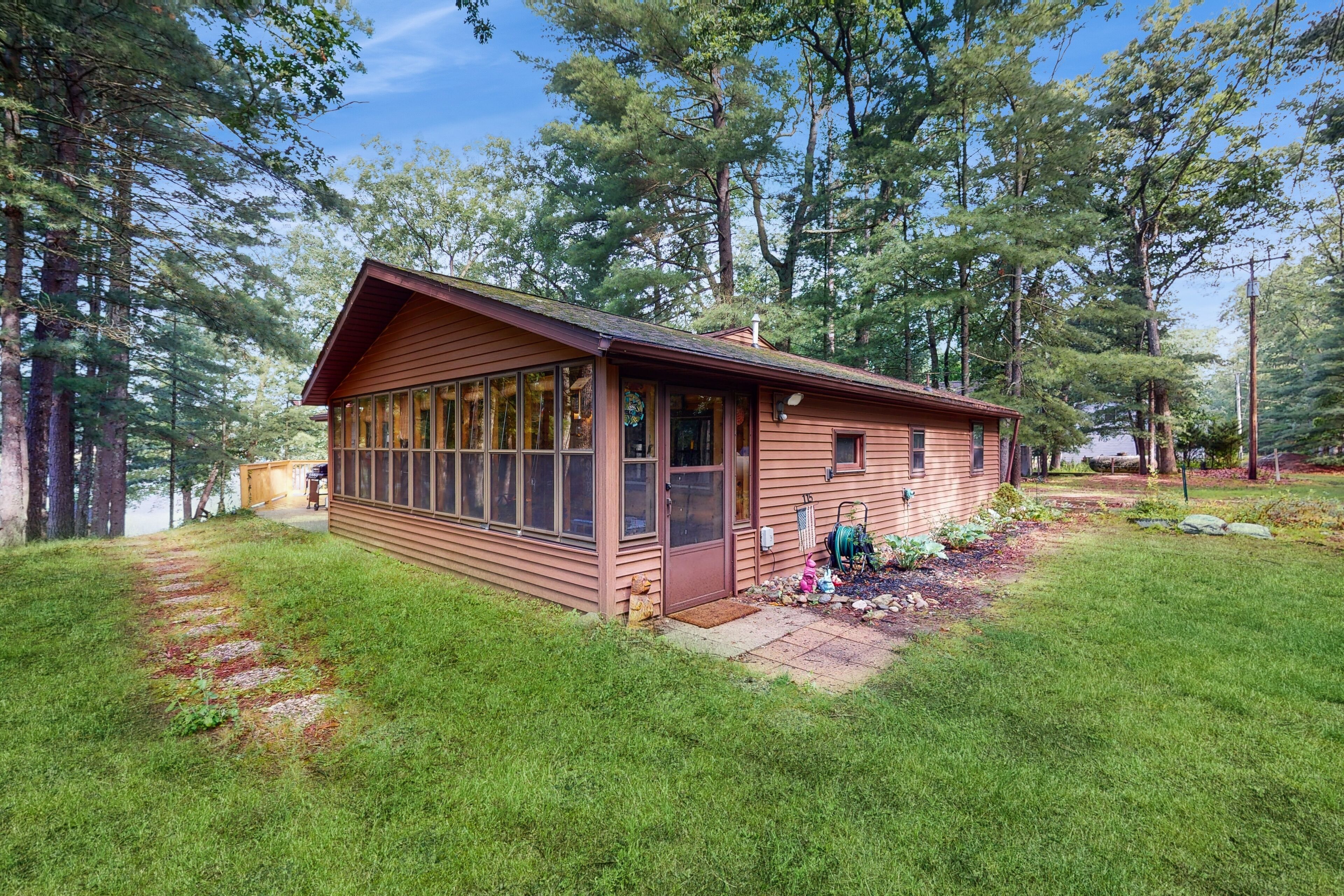 Peaceful lakehouse retreat with deck & grill - dog friendly