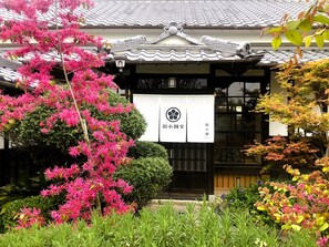 Exterior detail - Tetsu-juro (former Ogunis ) , Himeji Castles back parlor-like"400-year-old inn" (福崎町)