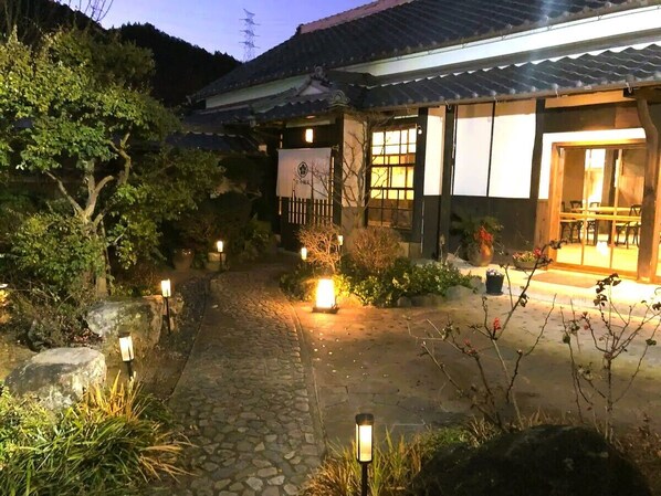 Exterior - Tetsu-juro (former Ogunis ) , Himeji Castles back parlor-like"400-year-old inn" (福崎町)