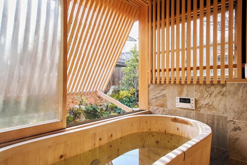 Tetsu-juro (former Ogunis ) ,  Himeji Castles back parlor-like"400-year-old inn"