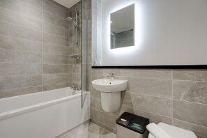 Chuveiro, secador de cabelo, toalhas de banho 