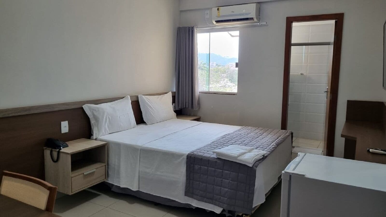 Habitación Deluxe | Caja fuerte y espacio para trabajar con un portátil