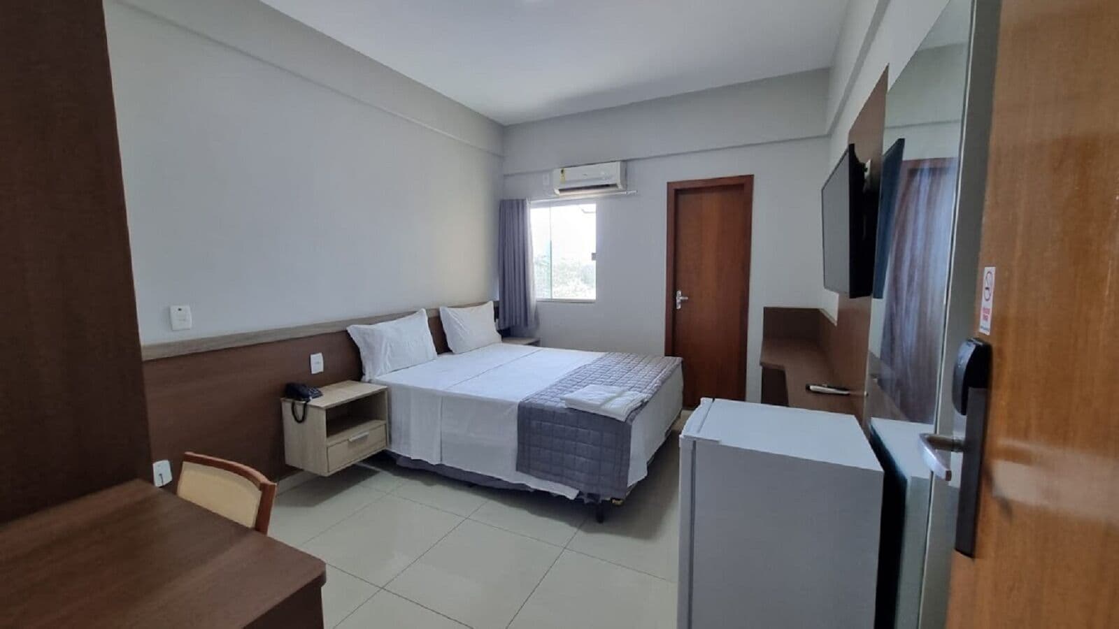 In-room safe, laptop workspace, iron/ironing board, free WiFi