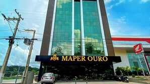 Un bâtiment moderne avec une façade en verre et une enseigne indiquant « MAPER OURO ».
