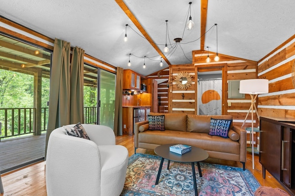 Smart-TV, bøker og stereoanlegg