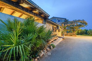 Property grounds - Holiday house LYRA with heated pool in Novigrad (Novigrad)