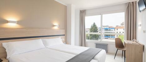 Escritorio, espacio para trabajar con laptop y wifi gratis