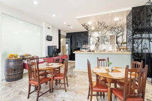 Desayuno buffet todos los días (con cargo)