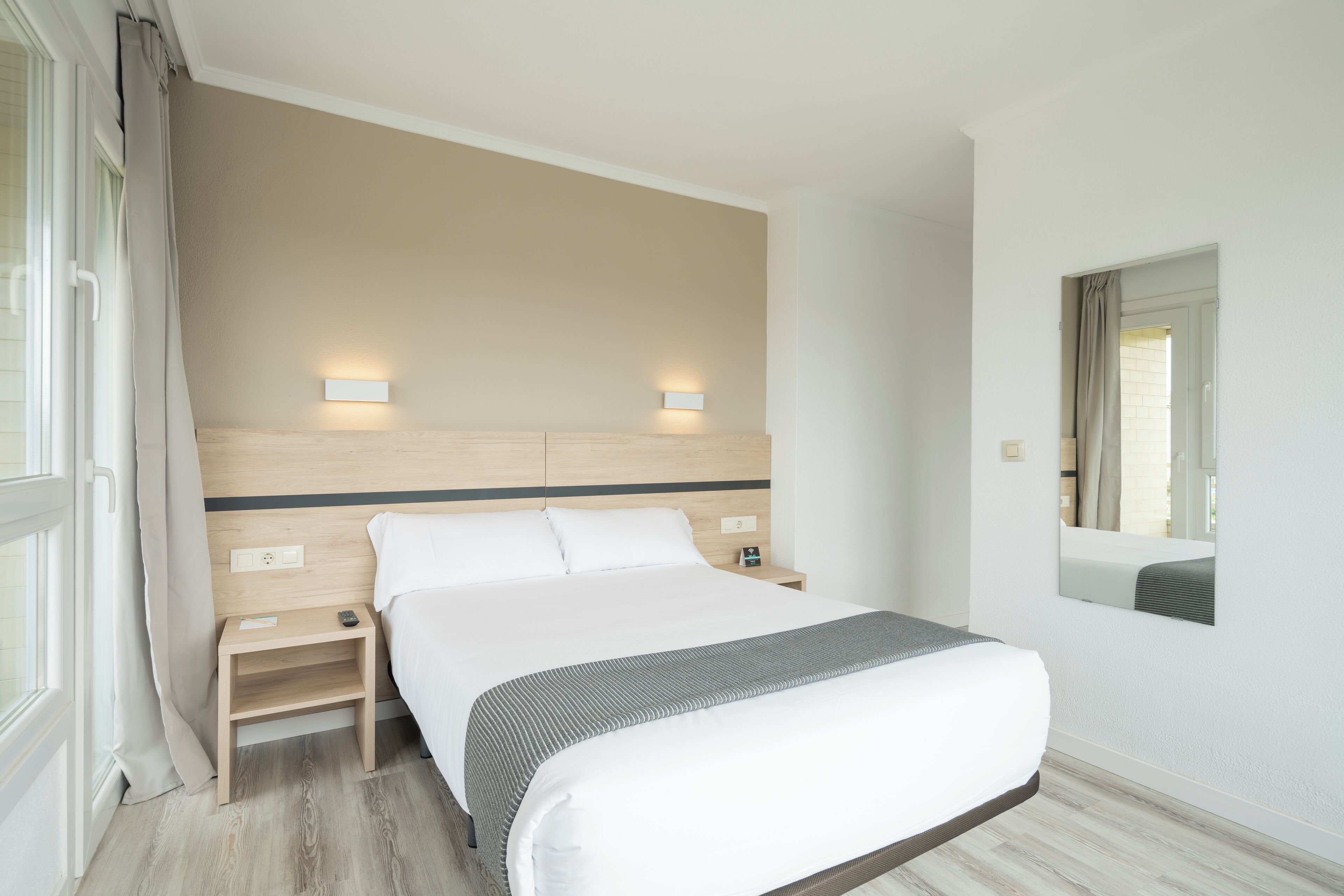 スタンダード ダブルまたはツインルーム | デスク、ノートパソコン用作業スペース、WiFi (無料)