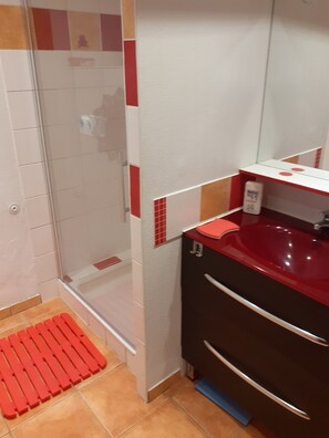 Dusche, Haartrockner, Toilettenpapier