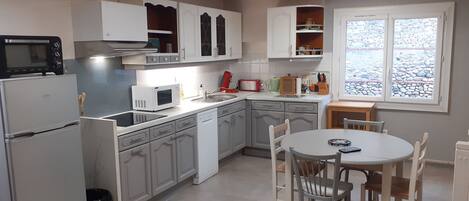 冷蔵庫、電子レンジ、オーブン、コンロ