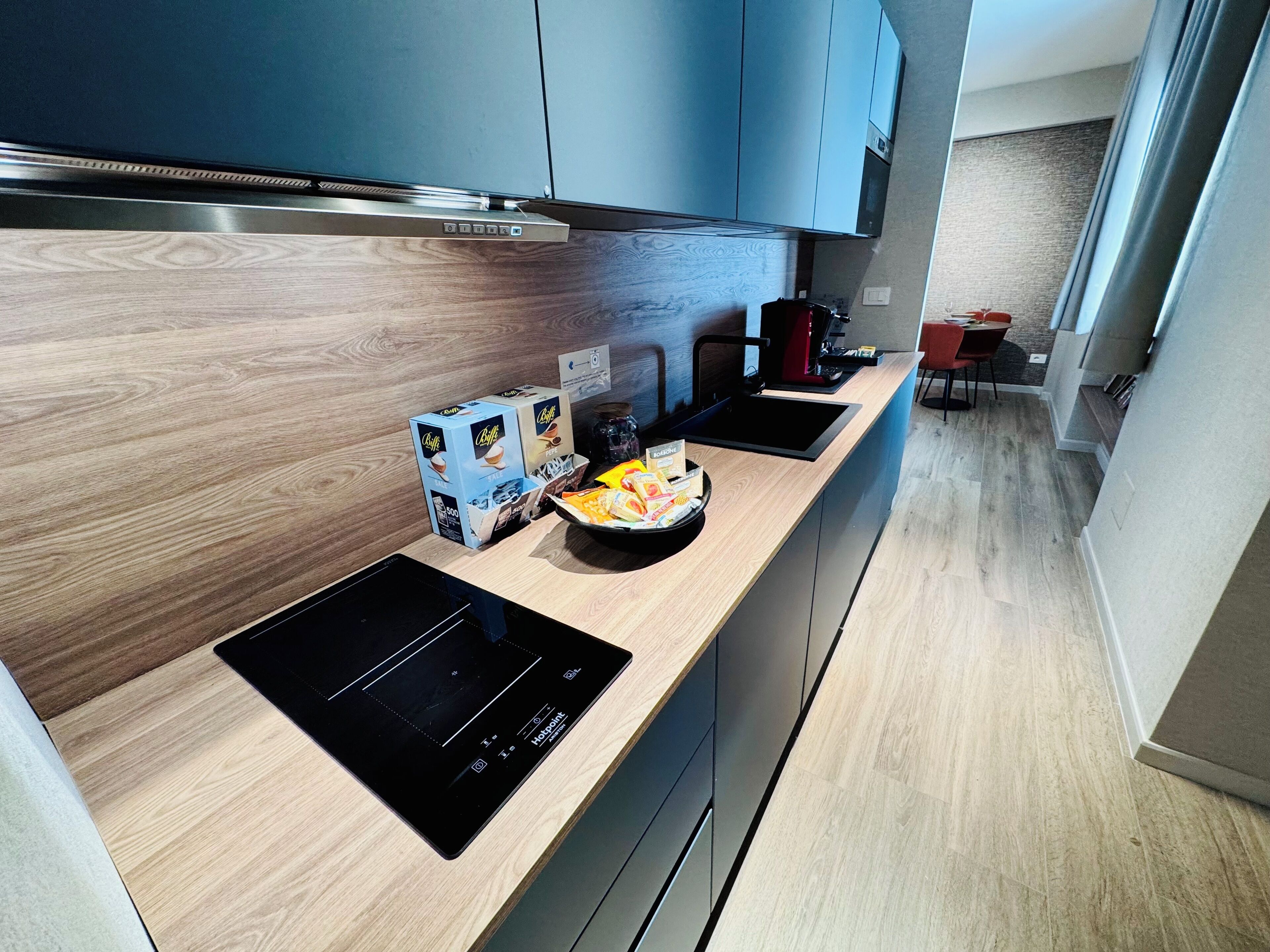 Chambre Luxe | Cuisine privée | Machine à expresso, cafetière/bouilloire, bouilloire électrique